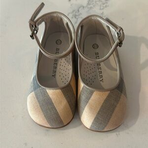 Burberry Toddler Dress Shoes, size eu 23 (size US 7)